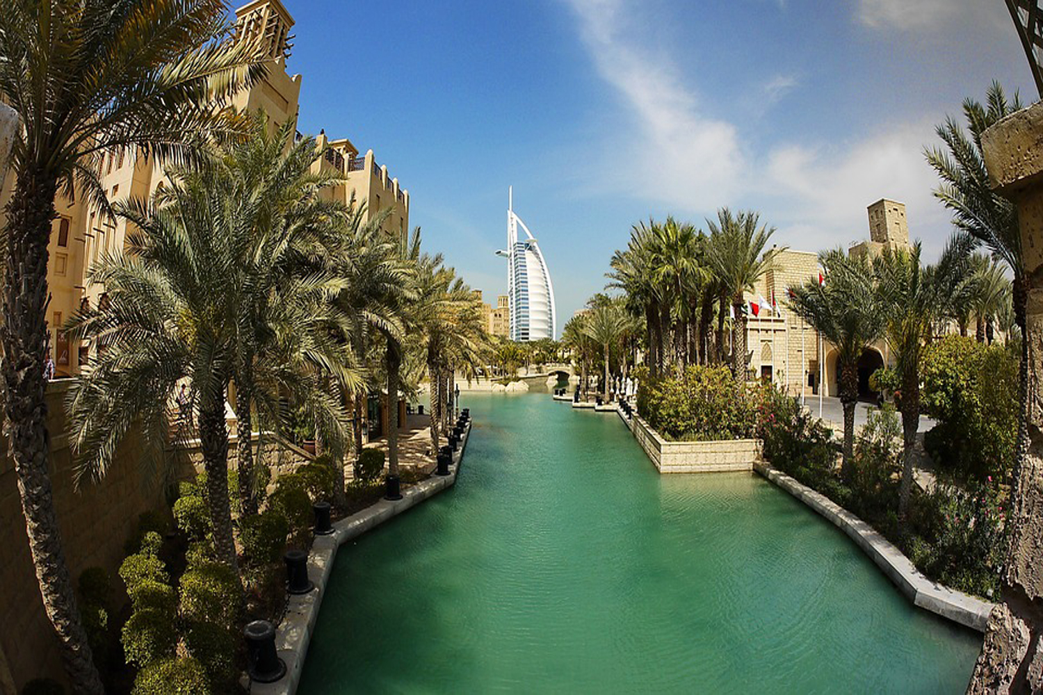 Дубай что там сейчас. Арабские эмираты Дубай. Дубайская Венеция Мадинат Джумейра. Абу Даби пляжи. Абу Даби парк с зеленью.